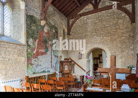 Dipinto murale del XIV secolo di San Cristoforo nella chiesa del XII secolo di Santa Maria Maddalena nel villaggio Cotswold di Baunton, Gloucestershire, Regno Unito Foto Stock