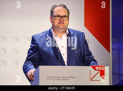 Brema, Germania. 13 novembre 2023. Björn Fecker, senatore per le finanze e sindaco di Brema, parla alla conferenza sindacale NGG presso il Centro Congressi di Brema. Gli argomenti della riunione, che si svolge ogni cinque anni, includono l'aumento dei prezzi e degli affitti, la carenza di lavoratori qualificati e la perdita di imprese nel settore della ristorazione. Crediti: Focke Strangmann/dpa/Alamy Live News Foto Stock