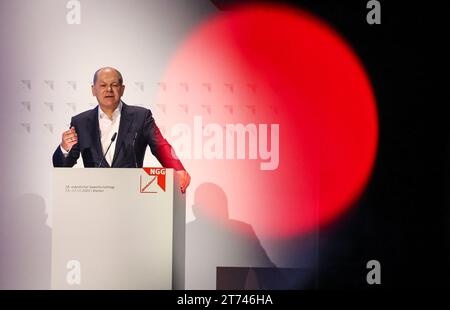 Brema, Germania. 13 novembre 2023. Il Cancelliere federale Olaf Scholz (SPD) interviene alla conferenza sindacale del Food, Beverages and Catering Union NGG presso il Centro Congressi di Brema. Gli argomenti della riunione, che si svolge ogni cinque anni, includono l'aumento dei prezzi e degli affitti, la carenza di lavoratori qualificati e la perdita di imprese nel settore della ristorazione. Crediti: Focke Strangmann/dpa/Alamy Live News Foto Stock