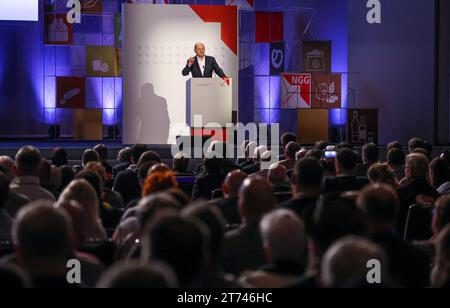 Brema, Germania. 13 novembre 2023. Il Cancelliere federale Olaf Scholz (SPD) interviene alla conferenza sindacale del Food, Beverages and Catering Union NGG presso il Centro Congressi di Brema. Gli argomenti della riunione, che si svolge ogni cinque anni, includono l'aumento dei prezzi e degli affitti, la carenza di lavoratori qualificati e la perdita di imprese nel settore della ristorazione. Crediti: Focke Strangmann/dpa/Alamy Live News Foto Stock