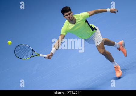 Torino, Italia. 13 novembre 2023. Carlos Alcaraz spagnolo in azione durante il round robin match contro Alexander Zverev tedesco durante il secondo giorno delle finali Nitto ATP. Alexander Zverev ha vinto 6-7(3), 6-3, 6-4. Crediti: Nicolò campo/Alamy Live News Foto Stock