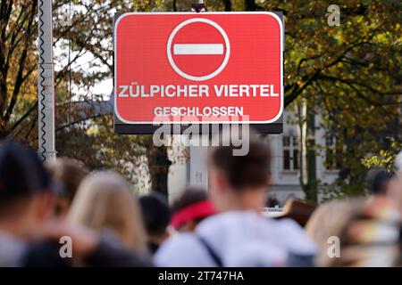 Karnevalsauftakt in Köln: IM Kwartier Latäng und auf der Zülpicher Straße im Studentenviertel feiern verkleidete Jecken und Karnevalisten in Kostümen den Beginn der heißen Phase des Kölner Karneval mit dem Elften Elften und dem Startschuss um Elf Uhr Elf. DAS Viertel ist oft an Karneval überfüllt. Im Bild eine Hinweistafel nache der Zülpicher Straße, die auf dei Sperrung des Viertels hinweist. Köln, 11.11.2023 NRW Deutschland *** il carnevale di Colonia nel Kwartier Latäng e a Zülpicher Straße nel quartiere degli studenti, festeggiano i festeggiamenti di carnevale vestiti e i festeggiamenti di carnevale in costume Foto Stock