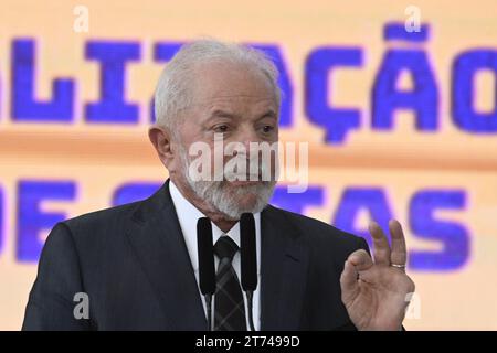 DF - BRASILIA - 13/11/2023 - BRASILIA, CERIMONIA DI SANZIONE PER IL DISEGNO DI LEGGE N&#xb0; 5384/2020, CHE AGGIORNA LA LEGGE DELLE QUOTE - il presidente della repubblica, Luiz Inacio Lula da Silva, durante una cerimonia di aggiornamento della legge delle quote tenutasi questo lunedì 13 novembre al Palacio do Planalto. Foto: Mateus Bonomi/AGIF Foto Stock