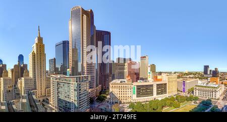 Dallas, USA - 6 novembre 2023: Vista dello skyline di Boston dalla piattaforma panoramica al grattacielo nel quartiere storico. Foto Stock