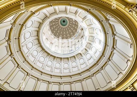Austin, USA - 3 novembre 2023: La cupola della rotonda all'interno del Campidoglio del Texas, il più grande edificio del campidoglio degli Stati Uniti. Foto Stock