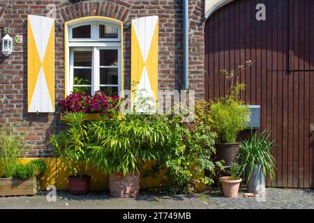 Vecchia casa tedesca con finestre con persiane in legno, Wachtendonk, Nord Reno Westfalia, Germania Foto Stock