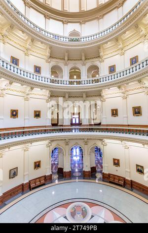 Austin, USA - 3 novembre 2023: La cupola della rotonda all'interno del Campidoglio del Texas, il più grande edificio del campidoglio degli Stati Uniti. Foto Stock