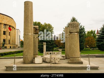 Resti del Tempio della Santissima Trinità all'esterno della Cattedrale ortodossa serba di Cristo Salvatore a Banja Luka, Republika Srpska, Bosnia Foto Stock