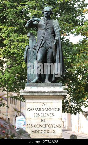 Statua di Gaspard Monge, Compte de Péluse. Padre della geometria descrittiva a Beaune in Borgogna, Francia Foto Stock
