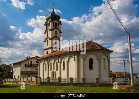 La Chiesa ortodossa di San Principe Lazar nel villaggio di Pojezna nel comune di Derventa nella regione di Doboj, Republika Srpska, Bosnia ed Erzegovina Foto Stock