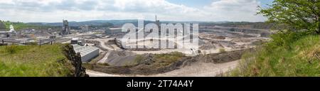 Tunstead Quarry vicino a Buxton, Derbyshire, Inghilterra. La calce e il cemento funzionano su larga scala. Foto Stock