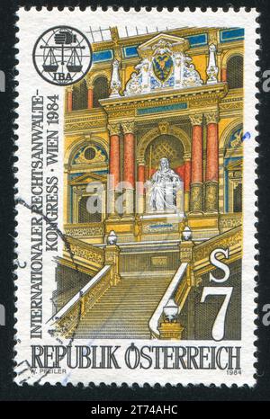 AUSTRIA - CIRCA 1984: Timbro stampato dall'Austria, mostra il Palazzo di giustizia di Vienna, circa 1984 Foto Stock
