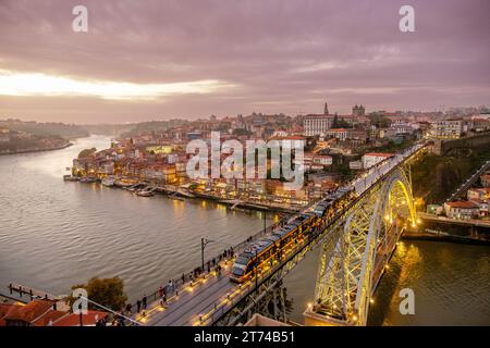 Skyline della città vecchia di Porto, Oporto, ponte Luís i, fiume Douro, paesaggio urbano al tramonto, Cais da Ribeira vecchie case, Porto, Portogallo Foto Stock