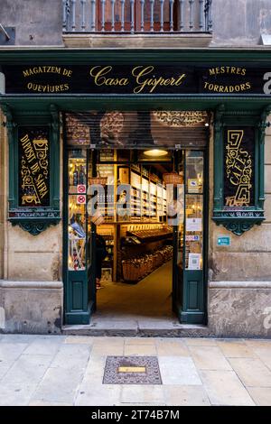 All'esterno di Casa Gispert Queviures, negozio di alimentari catalano a conduzione familiare, quartiere El Born, Barcellona, Spagna Foto Stock