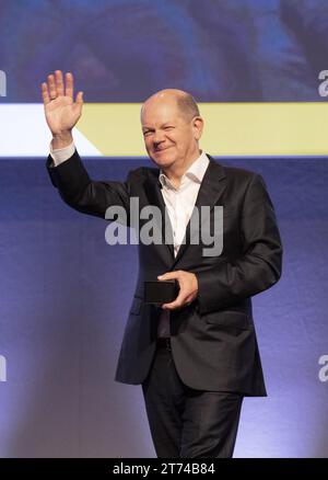 Brema, Germania. 13 novembre 2023. Il Cancelliere federale Olaf Scholz (SPD) interviene alla conferenza sindacale del Food, Beverages and Catering Union NGG presso il Centro Congressi di Brema. Gli argomenti della riunione, che si svolge ogni cinque anni, includono l'aumento dei prezzi e degli affitti, la carenza di lavoratori qualificati e la perdita di imprese nel settore della ristorazione. Crediti: Sarah Knorr/dpa/Alamy Live News Foto Stock