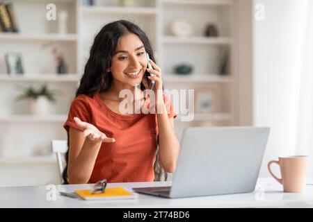Allegra giovane imprenditrice indiana che lavora da casa Foto Stock