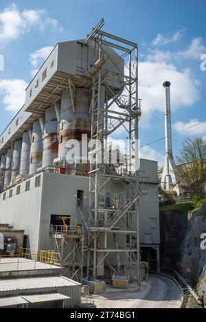 Tunstead Quarry vicino a Buxton, Derbyshire, Inghilterra. La calce e il cemento funzionano su larga scala. Foto Stock