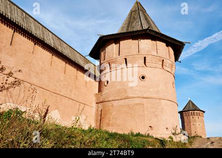 Muro e torre del monastero di Spaso-Evfimievsky a Suzdal, Russia Foto Stock