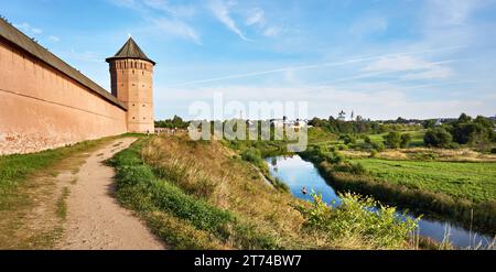 Muro e torre del monastero di Spaso-Evfimievsky a Suzdal, Russia Foto Stock