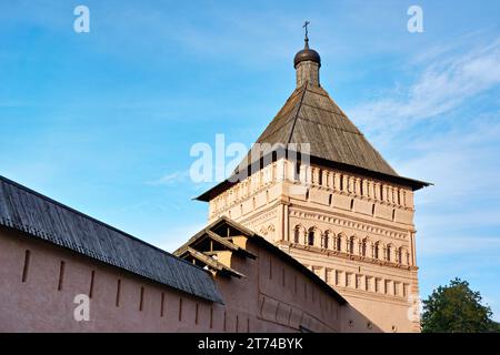 Muro e torre del monastero di Spaso-Evfimievsky a Suzdal, Russia Foto Stock