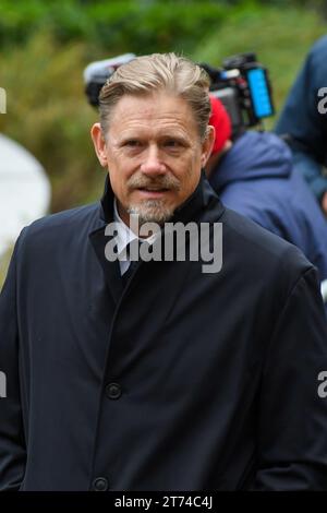 Manchester, Regno Unito. 13 novembre 2023. L'ex giocatore del Manchester United Peter Schmeichel partecipa ai funerali di Sir Bobby Charltons alla Cattedrale di Manchester, Manchester, Regno Unito, il 13 novembre 2023 (foto di Karl Vallantine/News Images) a Manchester, Regno Unito il 13 novembre 2023. (Foto di Karl Vallantine/News Images/Sipa USA) credito: SIPA USA/Alamy Live News Foto Stock