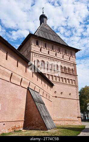 Muro e torre del monastero di Spaso-Evfimievsky a Suzdal, Russia Foto Stock