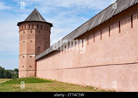 Muro e torre del monastero di Spaso-Evfimievsky a Suzdal, Russia Foto Stock