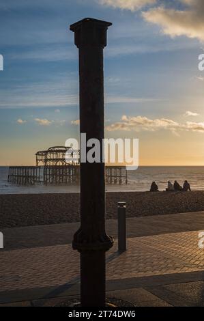 Parte dell'opera d'arte Golden Spiral, realizzata da pilastri del vecchio molo sul lungomare di Brighton, Sussex, Inghilterra, Regno Unito Foto Stock