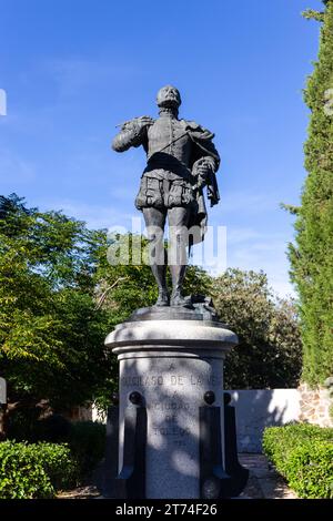 Toledo, Spagna, 08.10.21. Garcilaso de la Vega, scultura di Julio Martin de Vidales nella Plaza de San Pedro Martir. Statua del poeta rinascimentale Foto Stock