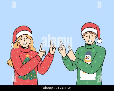 Uomo e donna nei maglioni di natale puntano le dita verso l'alto per visitare i saldi di Capodanno. Felice ragazzo e ragazza con i cappelli di babbo natale sorridenti guardando lo schermo invitandoti alla festa di natale o al festival di natale Illustrazione Vettoriale