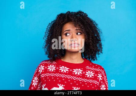 Foto di una giovane ragazza nel panico toothy nervoso che sembra spazio vuoto ha dimenticato il suo portafoglio per comprare regali di Capodanno isolati su sfondo blu Foto Stock