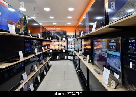 Mosca, Russia - 11 novembre. 2023. TV in DNS network store che vende elettrodomestici a Zelenograd Foto Stock