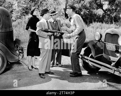 Carolyn Jones, Mickey Rooney (con la pistola), Dan Terranova (2nd right), Tom Fadden (right), sul set del film, 'Baby Face Nelson', United Artists, 1957 Foto Stock