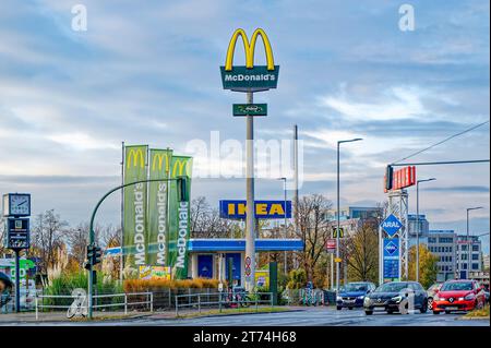 Berlino, Germania - 11 novembre 2023: Scena di strada autunnale a Berlino con vari cartelli pubblicitari. Foto Stock