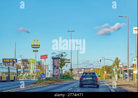 Berlino, Germania - 4 novembre 2023: Scena di strada autunnale a Berlino con vari cartelli pubblicitari. Foto Stock