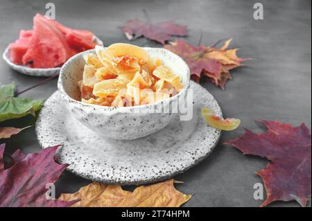 Caramelle fatte in casa a crosta di anguria. Dessert con croste di anguria in terracotta fatta a mano. Foto Stock