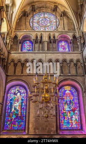 Canterbury, Regno Unito - 20 maggio 2023: Splendide vetrate colorate e lampadario appeso all'interno della cattedrale di Canterbury a Canterbury, Kent, Regno Unito Foto Stock