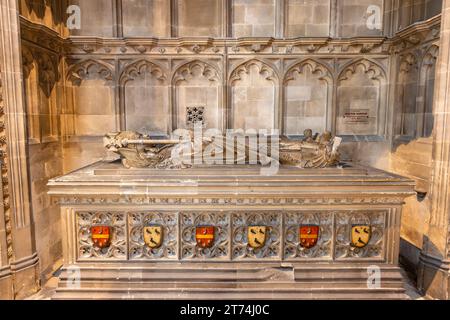 Canterbury, Regno Unito - 20 maggio 2023: La tomba dell'arcivescovo William Warham all'interno della cattedrale di Canterbury a Canterbury, Kent, Regno Unito Foto Stock