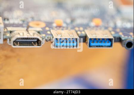 Vista ravvicinata delle spine USB e HDMI su un vecchio computer polveroso e smontato. Messa a fuoco selettiva. Foto Stock