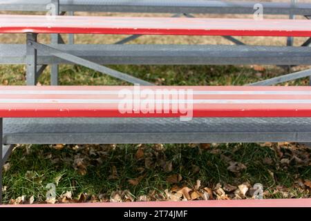 Dettaglio ravvicinato delle sbiancanti in metallo rosso su un campo di atletica. Foto Stock