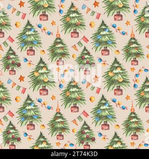 Motivo natalizio ad acquerello senza cuciture con bandiere colorate, decorazioni natalizie e pini su sfondo beige. Foto Stock