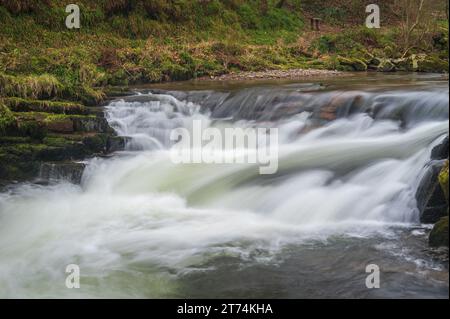 Acqua fluente veloce sui fiumi presso National Trusts Watersmeet nel Devon settentrionale, Devon, Inghilterra, Regno Unito. Parte del Parco Nazionale di Exmoor. Foto Stock