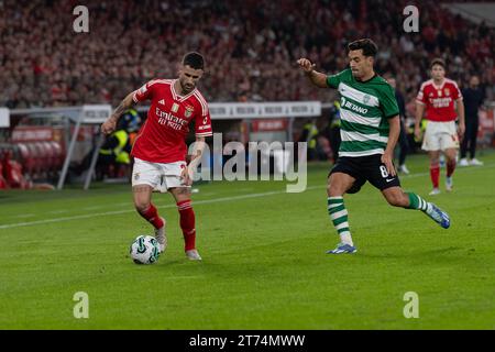 12 novembre 2023. Lisbona, Portogallo. L'attaccante del Benfica dal Portogallo Rafa Silva (27) e l'attaccante dello Sporting dal Portogallo Pedro Goncalves (8) in azione durante la partita del match 11 di Liga Portugal Betclic, SL Benfica 2 vs 1 Sporting CP credito: Alexandre de Sousa/Alamy Live News Foto Stock