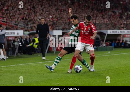 12 novembre 2023. Lisbona, Portogallo. L'attaccante del Benfica dal Portogallo Rafa Silva (27) e l'attaccante dello Sporting dal Portogallo Pedro Goncalves (8) in azione durante la partita del match 11 di Liga Portugal Betclic, SL Benfica 2 vs 1 Sporting CP credito: Alexandre de Sousa/Alamy Live News Foto Stock