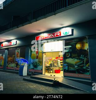 Facciata del supermercato Spar illuminata di sera Foto Stock