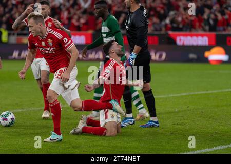 Lisbona, Portogallo. 12 novembre 2023. 12 novembre 2023. Lisbona, Portogallo. L'attaccante del Benfica dal Portogallo Rafa Silva (27) festeggia dopo che un compagno di squadra ha segnato un gol durante la partita del giorno 11 della Liga Portugal Betclic, SL Benfica 2 vs 1 Sporting CP credito: Alexandre de Sousa/Alamy Live News Foto Stock