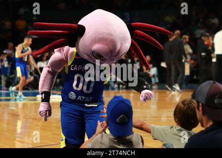 Città del Messico, Ciudad de Mexico, Messico. 13 novembre 2023. 12 novembre 2023 a città del Messico, Messico: Juanjolote Mascot dei Capitanes di città del Messico, durante la partita Mexico City Capitanes vs Birmingham Squadron della NBA G League alla Mexico City Arena. Il 12 novembre 2023. A città del Messico. (Immagine di credito: © Carlos Santiago/eyepix via ZUMA Press Wire) SOLO USO EDITORIALE! Non per USO commerciale! Foto Stock