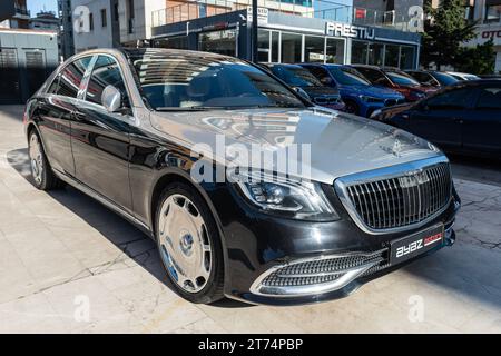 ISTANBUL, TURCHIA - 12 NOVEMBRE 2023: La nuova Mercedes Classe S Maybach W223 è parcheggiata a Istanbul. Mercedes-Maybach è l'apice dell'eccellenza automobilistica Foto Stock