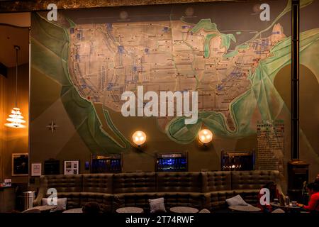 Un grande murale raffigurante una mappa stradale stilizzata degli Stati Uniti decora la lobby del Chicago Motor Club Building a Chicago, Illinois, Stati Uniti. Costruito nel 1928 dagli architetti Holabird & Root, l'edificio Art Deco ha funto da sede del Chicago Motor Club, che ha organizzato la prima Elgin National Road Race nel 1909 e ha contribuito a pionieristicamente a sviluppare il concetto di pattuglie di sicurezza scolastica nel 1920. Nel 1978, l'edificio è stato incluso nel National Register of Historic Places come parte del Michigan–Wacker Historic District e oggi funge da hotel. Foto Stock