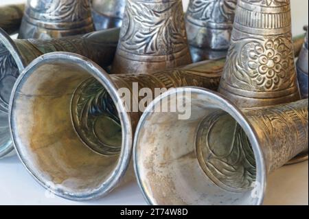 Le corna a forma di tromba mostrano un intricato design color argento stampato, uno strumento di riproduzione musicale assegnato al vigile del fuoco oltre 100 anni fa. Foto Stock